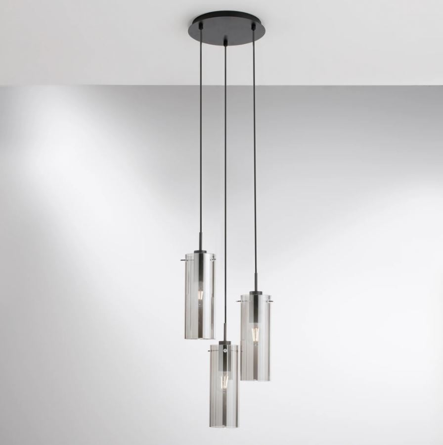 Sosp.3 luci forme cilindriche in metallo nero con vetro fumè o metallo oro con vetro ambra 3XE27 non incl. MAGIC Sosp.3 luci forme cilindriche in metallo nero con vetro fumè o metallo oro con vetro ambra 3XE27 non incl. MAGIC